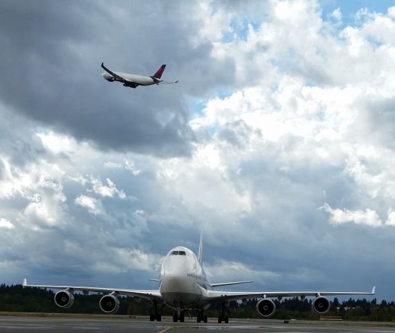 Boeing 747-400 (D-ABVT) - FLT 490 Blocking in, with a Delta taking off