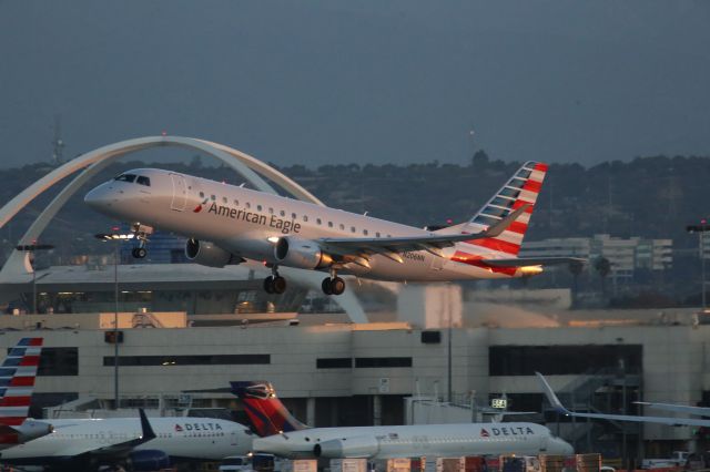 Embraer 170/175 (N206NN)