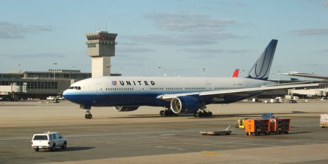Boeing 777-200 (N768UA)