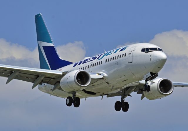 Boeing 737-700 —