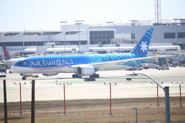 Boeing 787-9 Dreamliner (F-OMUA)