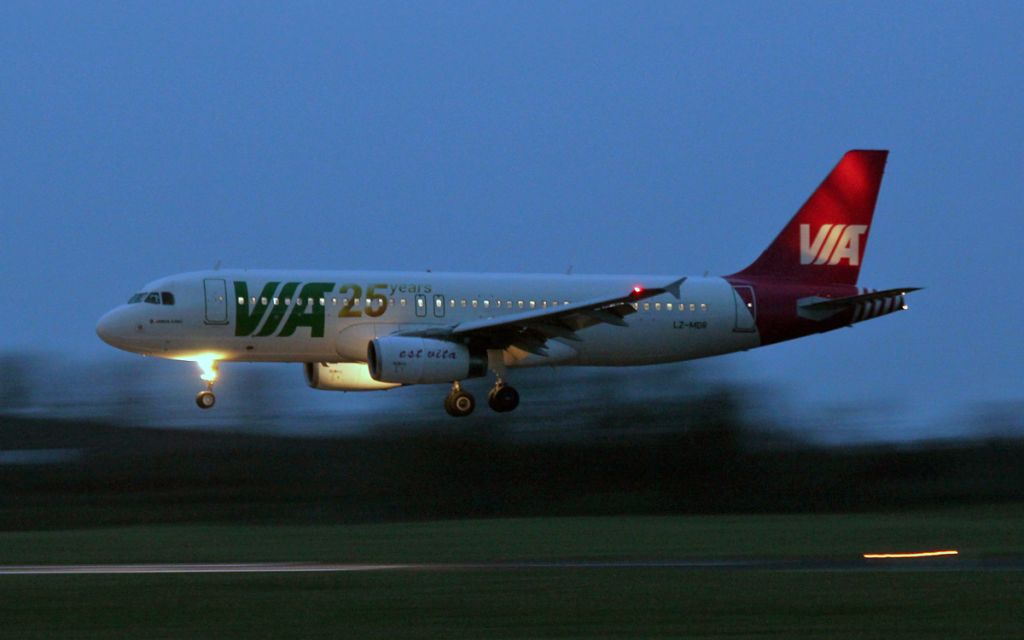 Airbus A320 (LZ-MDR) - via a320 lz-mdr about to land at shannon this evening 4/12/15.