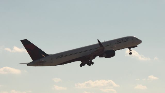 Boeing 757-200 (N665DN) - Taking off 27R and folding up gear at ATL on 02/25/2011