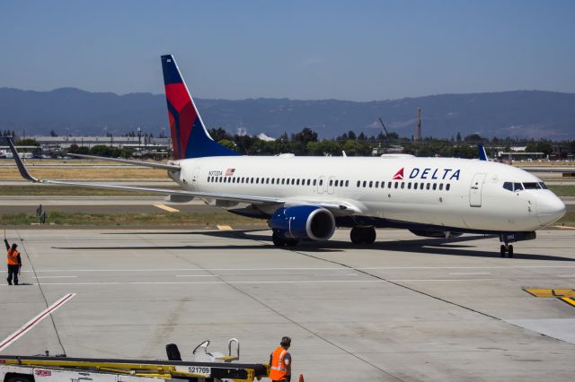 Boeing 737-800 (N372DA)