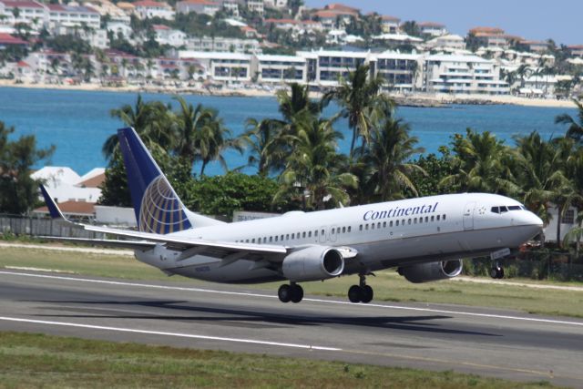 Boeing 737-800 (N14230) - Continental departing St Maarten for the US on runway 28