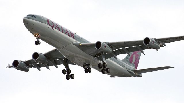 Airbus A340-200 (A7-HHK) - On Finals to RWY 26