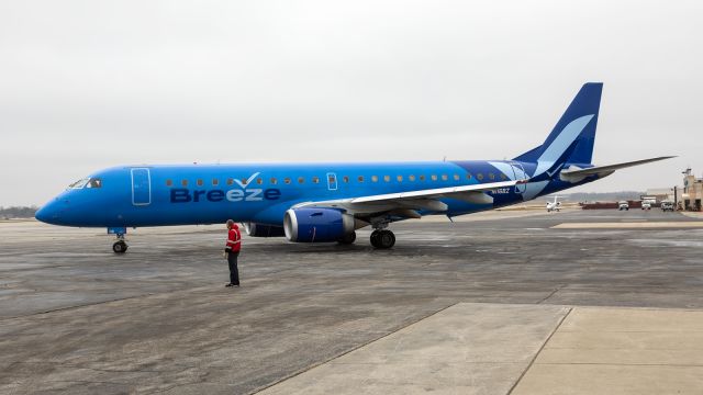 Embraer ERJ-190 (N116BZ) - An Embraer E190AR for Breeze Airways gets released from a ground crew member at Corporate Wings.