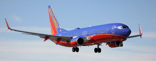 Boeing 737-800 (N8625A) - Landing on 35L.