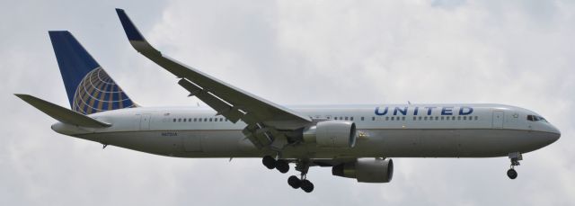 BOEING 767-300 (N672UA)