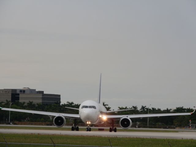 BOEING 767-300 (N524LA)