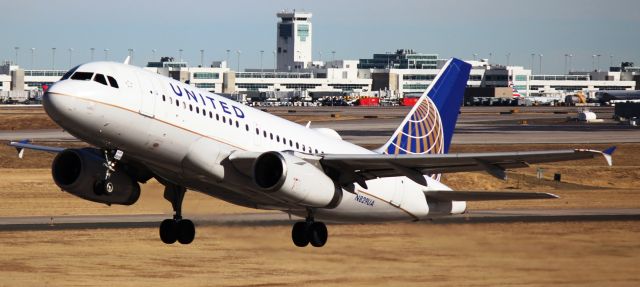 Airbus A319 (N829UA) - Departing from runway 25.