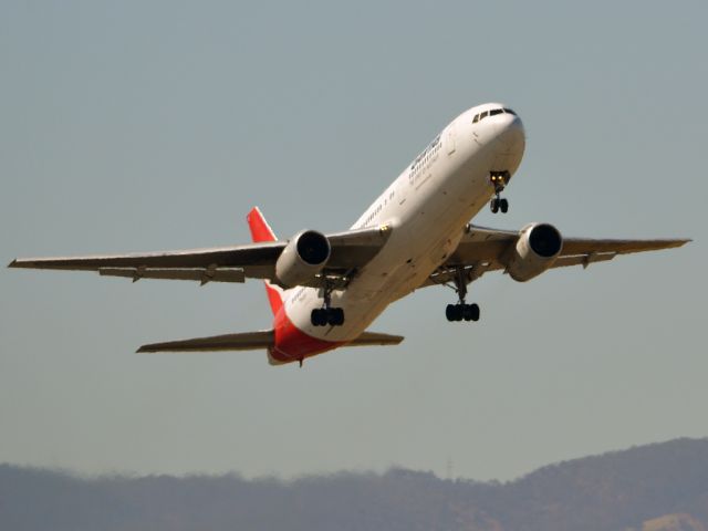 BOEING 767-300 (VH-ZXF) - Getting airborne off runway 23 on this beautiful Adelaide autumn day. Thursday 12th April 2012.