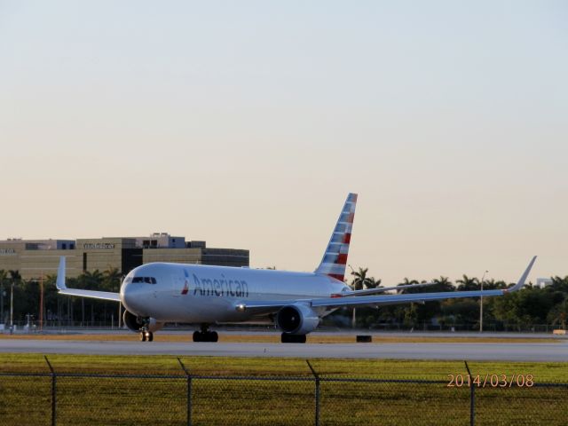 BOEING 767-300 (N386AA)