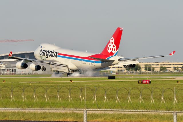 Boeing 747-400 (LX-VCV) - Smokin' the main's! Love it! 5-L 08-25-23