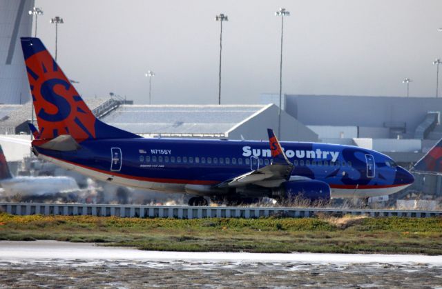 Boeing 737-700 (N715SY) - Taxiing out for departure to KMSP    05-30-2015   Sun Country # 396