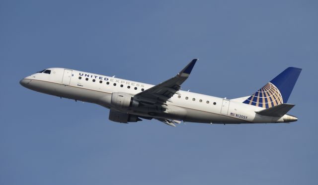 Embraer 175 (N120SY) - Departing LAX