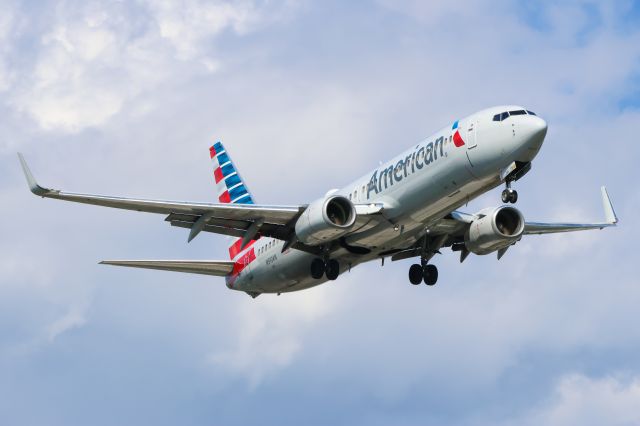 Boeing 737-800 (N910AN)