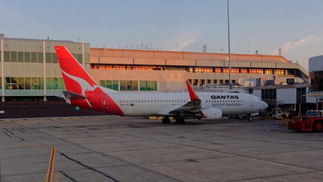 Boeing 737-800 (VH-VYF) - I liked the sun in the glass, otherwise YMML is abit of a concrete Jungle!