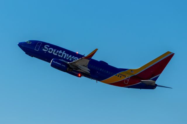 Boeing 737-700 (N569WN) - Southwest Airlines 737-700 taking off from PHX on 9/17/22. Taken with a Canon 850D and a Canon EF 70-200mm f/2.8L IS II USM lens. 