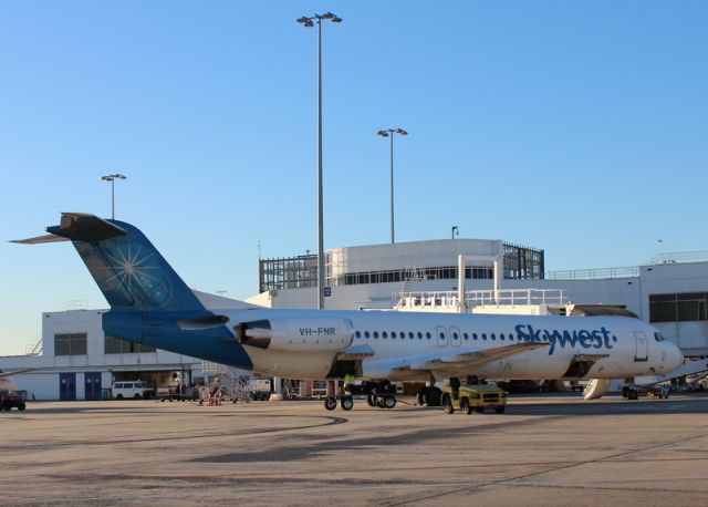 Fokker 100 (VH-FNR) - skywest