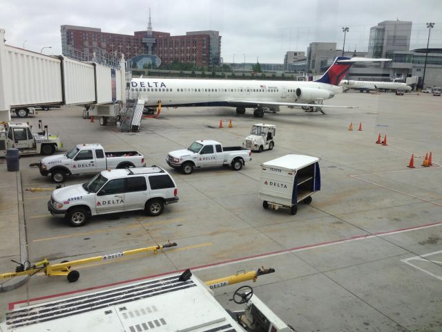 McDonnell Douglas MD-88 (N956DL) - At gate A21 preparing to depart for KATL