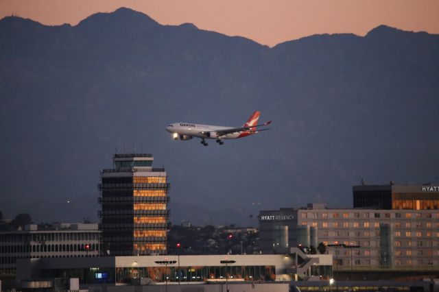 Airbus A330-200 (VH-EBS)