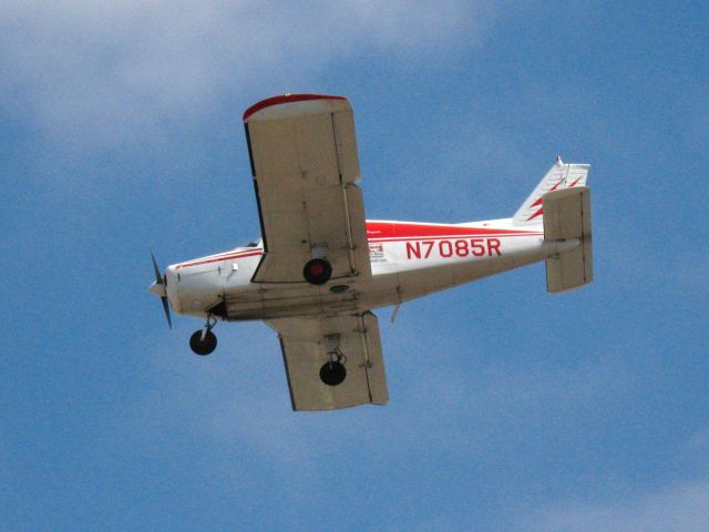 Piper Cherokee (N7085R) - LANDING ON RWY 24