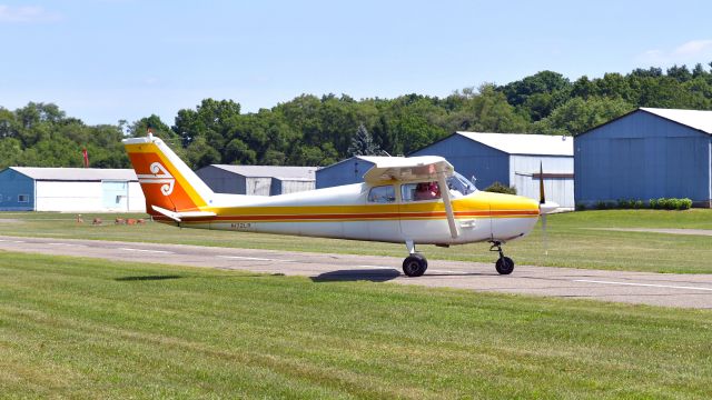 Cessna Skyhawk (N172LR) - Cessna 172A Skyhawk N172LR in Brighton