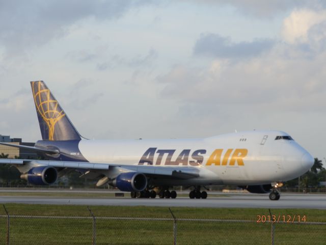 Boeing 747-400 (N498MC)