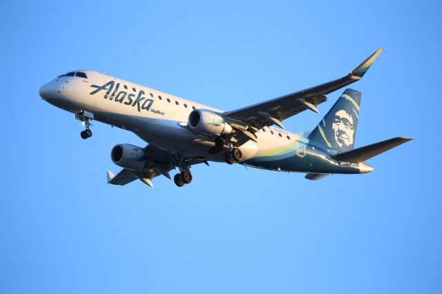 EMBRAER 175 (long wing) (N186SY)