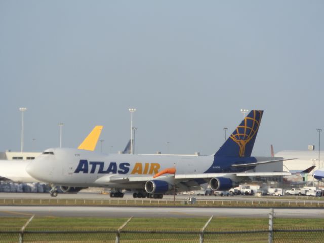 Boeing 747-400 (N477MC)
