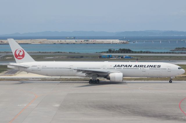 BOEING 777-300 (JA8945)