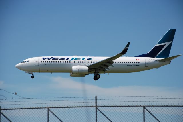 Boeing 737-700 (C-GWWJ) - Westjet arriving Toronto Intl. July 1/08.