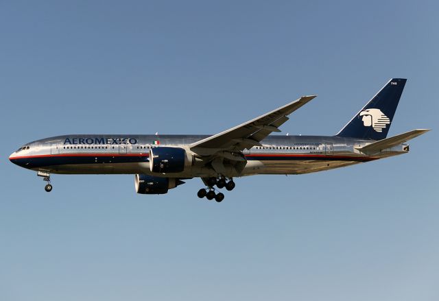 BOEING 767-200 (N745AM)