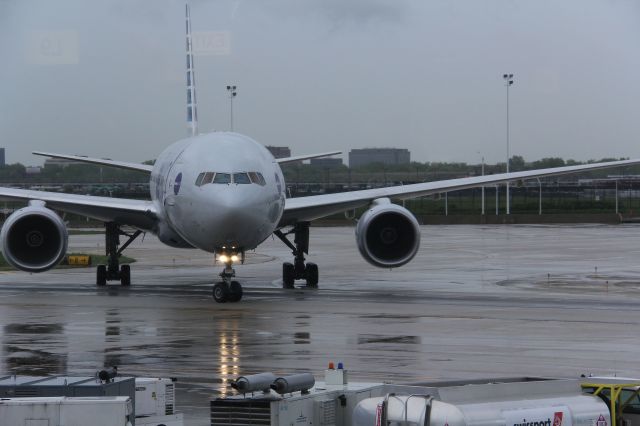 Boeing 777-200 (N796AN) - American Airline B777 taxing to a gate at KORD