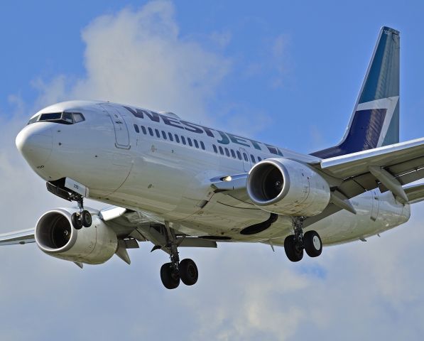 Boeing 737-700 —