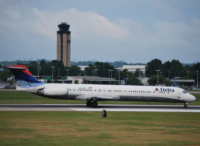 McDonnell Douglas MD-88 (N935DL) - Rolling 18C - 7/12/10