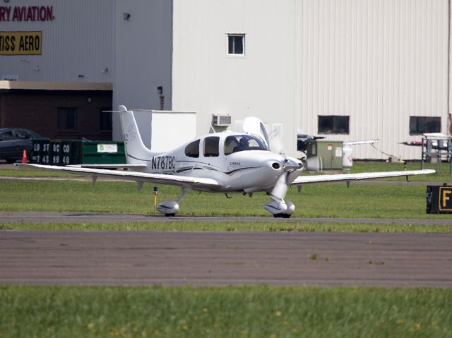 Beechcraft Baron (58) (N787BC) - A very hot day at Danbury Taxiing out for departure runway 26.