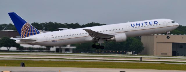 BOEING 767-400 (N66057)