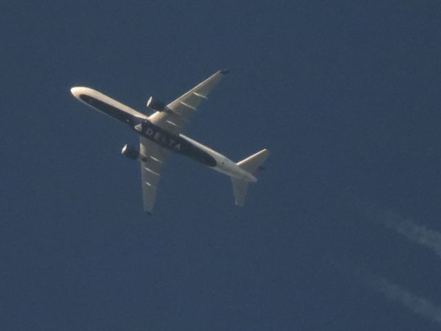 Boeing 757-200 (N553NW) - Taken with Nikon CoolPix P950 (unedited) - Delta Air Lines Boeing 757 at 35,000 ft.