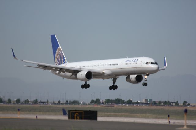 BOEING 757-300 (N77871) - Landing on 34R.