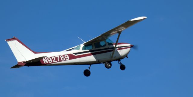 Cessna Skyhawk (N92789) - Shortly after departure is this 1973 Cessna 182Q Skylane in the Autumn of 2022.