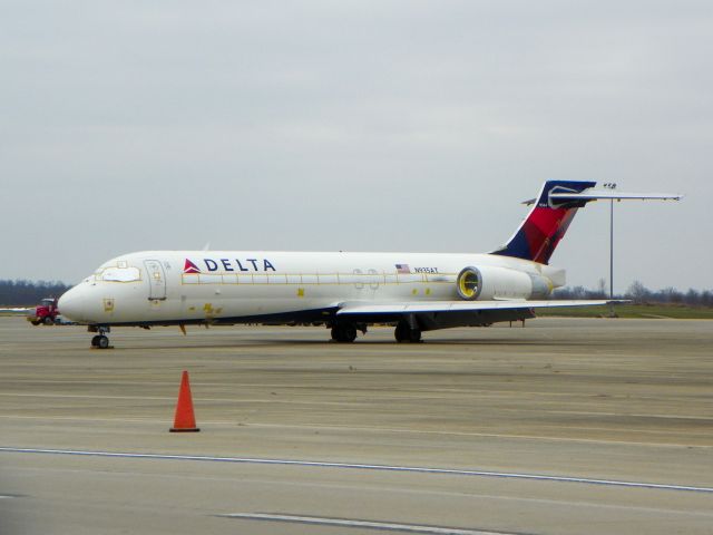 Boeing 717-200 (N935AT) - Delta 717-200 sitting on the ramp at ILN on a cloudy sunday.