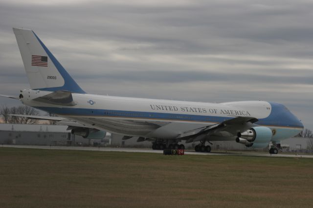 Boeing 747-200 (N29000) - Air Force One using Runway 24 Austin Straubel Field to Taxi
