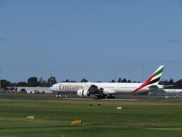 BOEING 777-300ER (A6-EBQ)