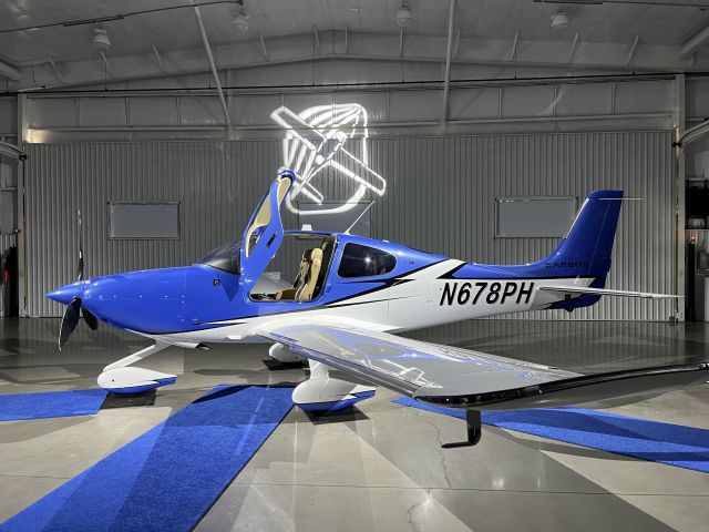 Cirrus SR-22 (N678PH)