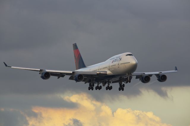 Boeing 747-400 (N665US)