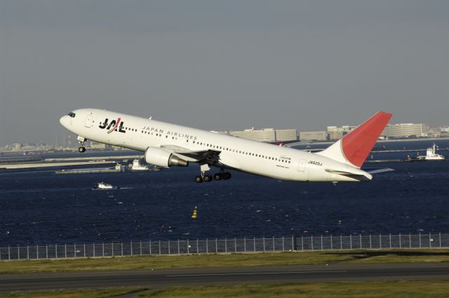 BOEING 767-300 (JA620J) - Departure at Haneda Intl Airport Rwy34R on 2012/10/29