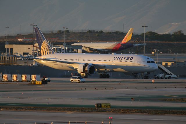 Boeing 787-9 Dreamliner (N26960)