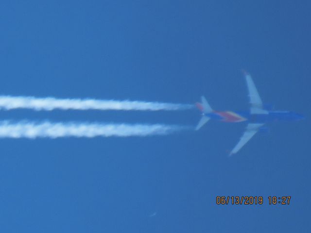 Boeing 737-800 (N8665D)